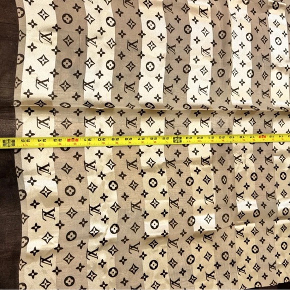 Silk Louis Vuitton Monogram Scarf 40”x39 - Picture 6 of 8